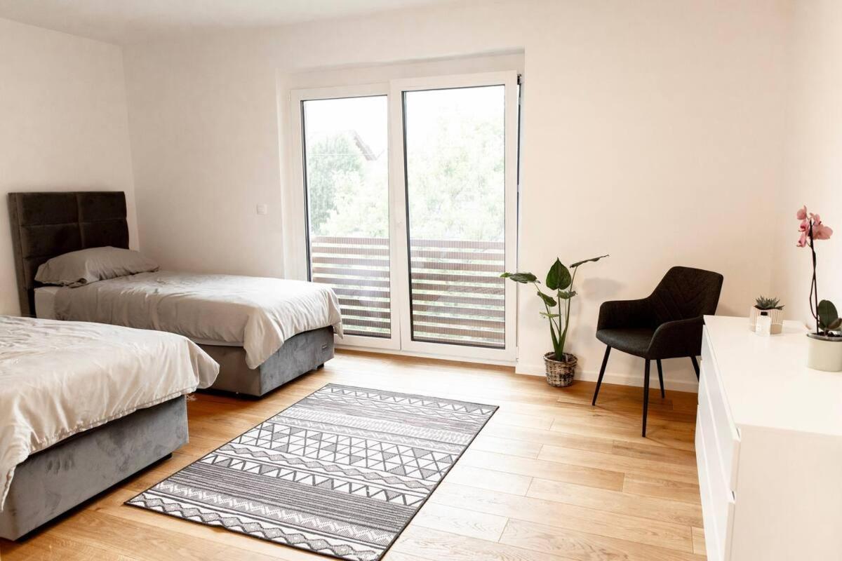 Aura Apartments Zirovnica Exteriör bild
