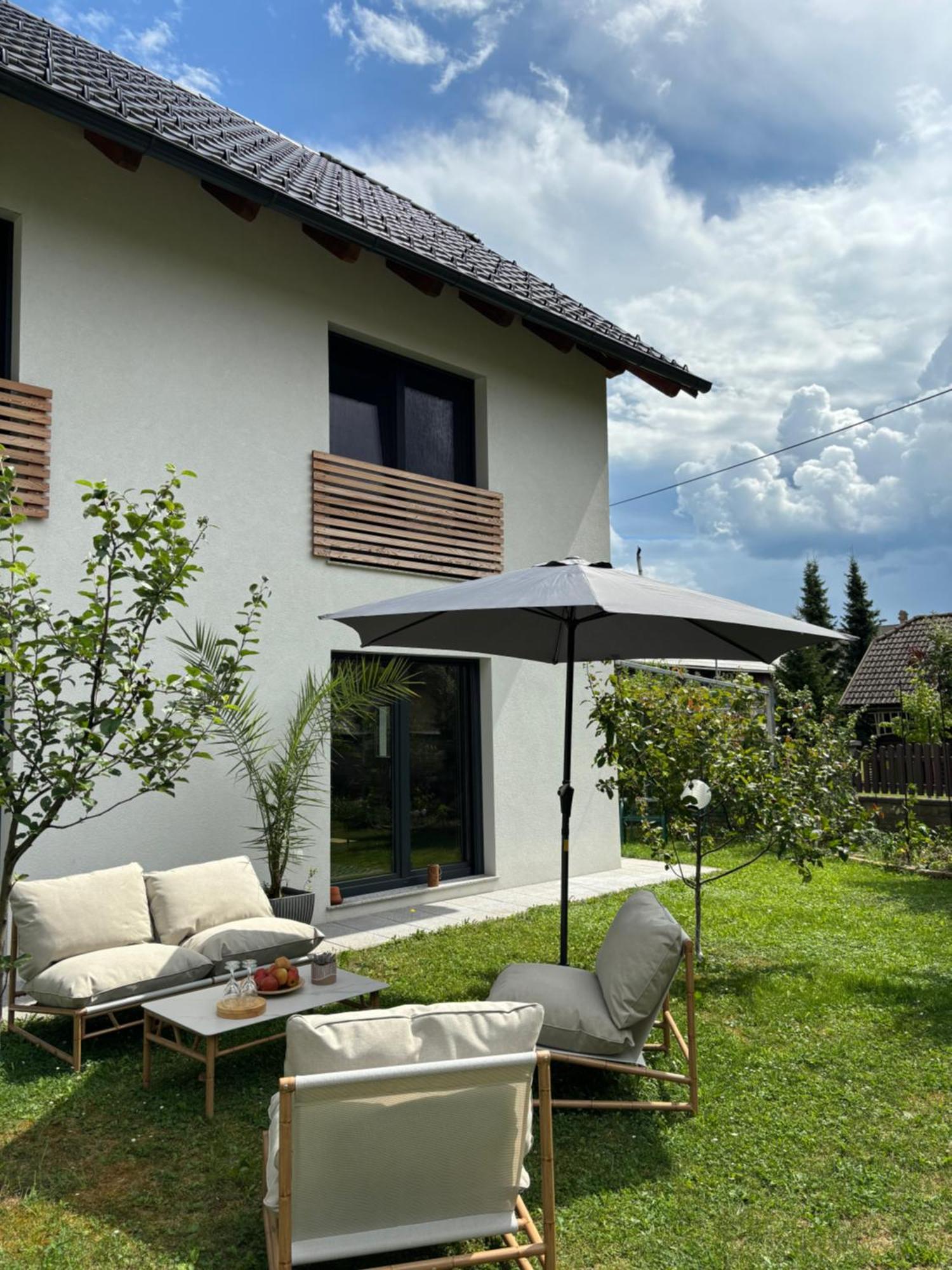 Aura Apartments Zirovnica Exteriör bild