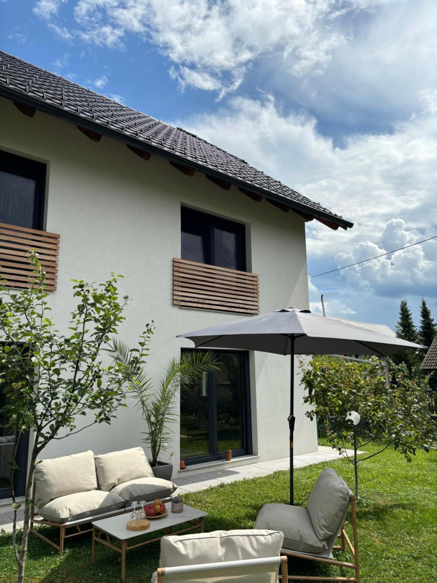 Aura Apartments Zirovnica Exteriör bild
