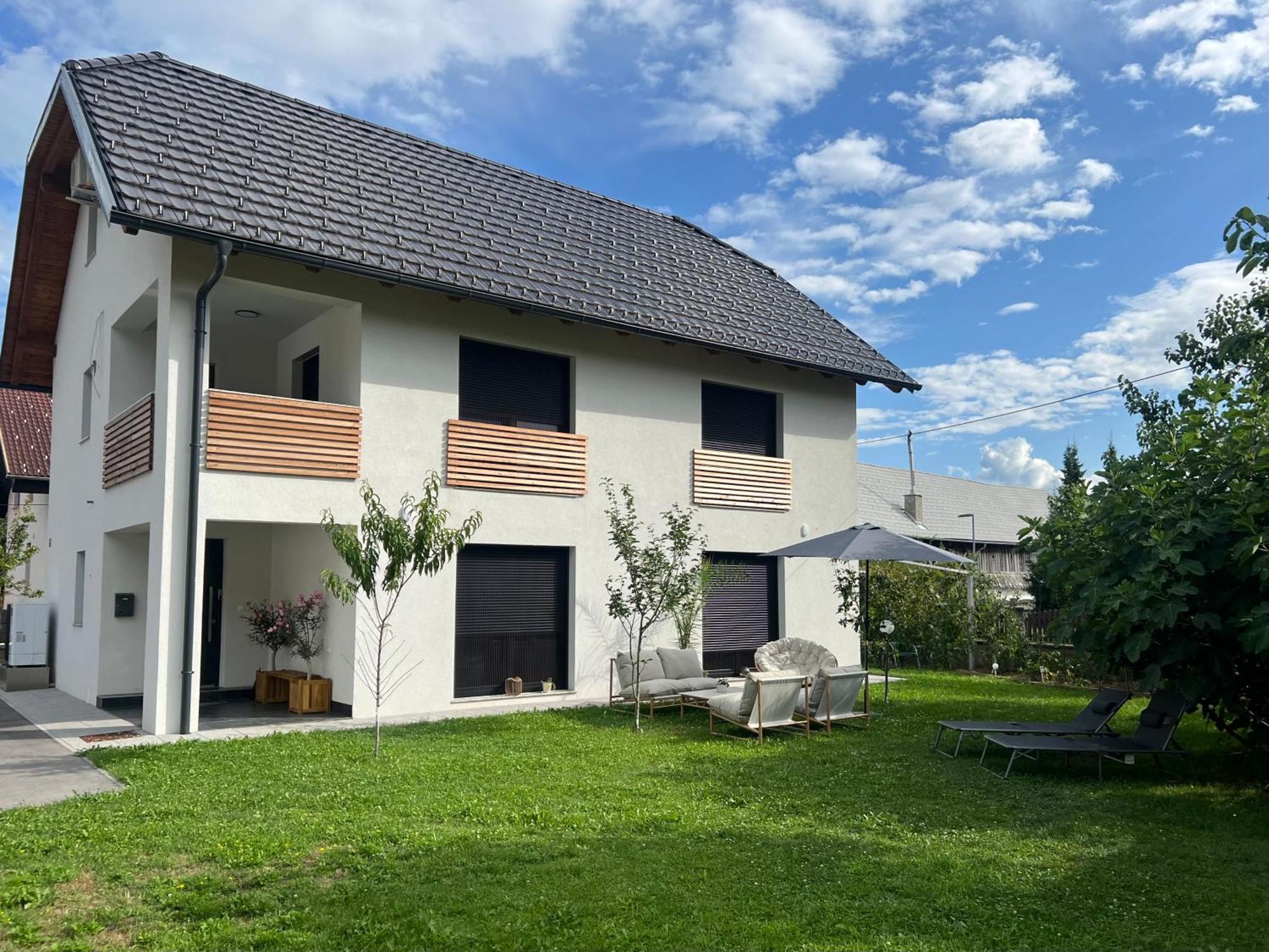 Aura Apartments Zirovnica Exteriör bild