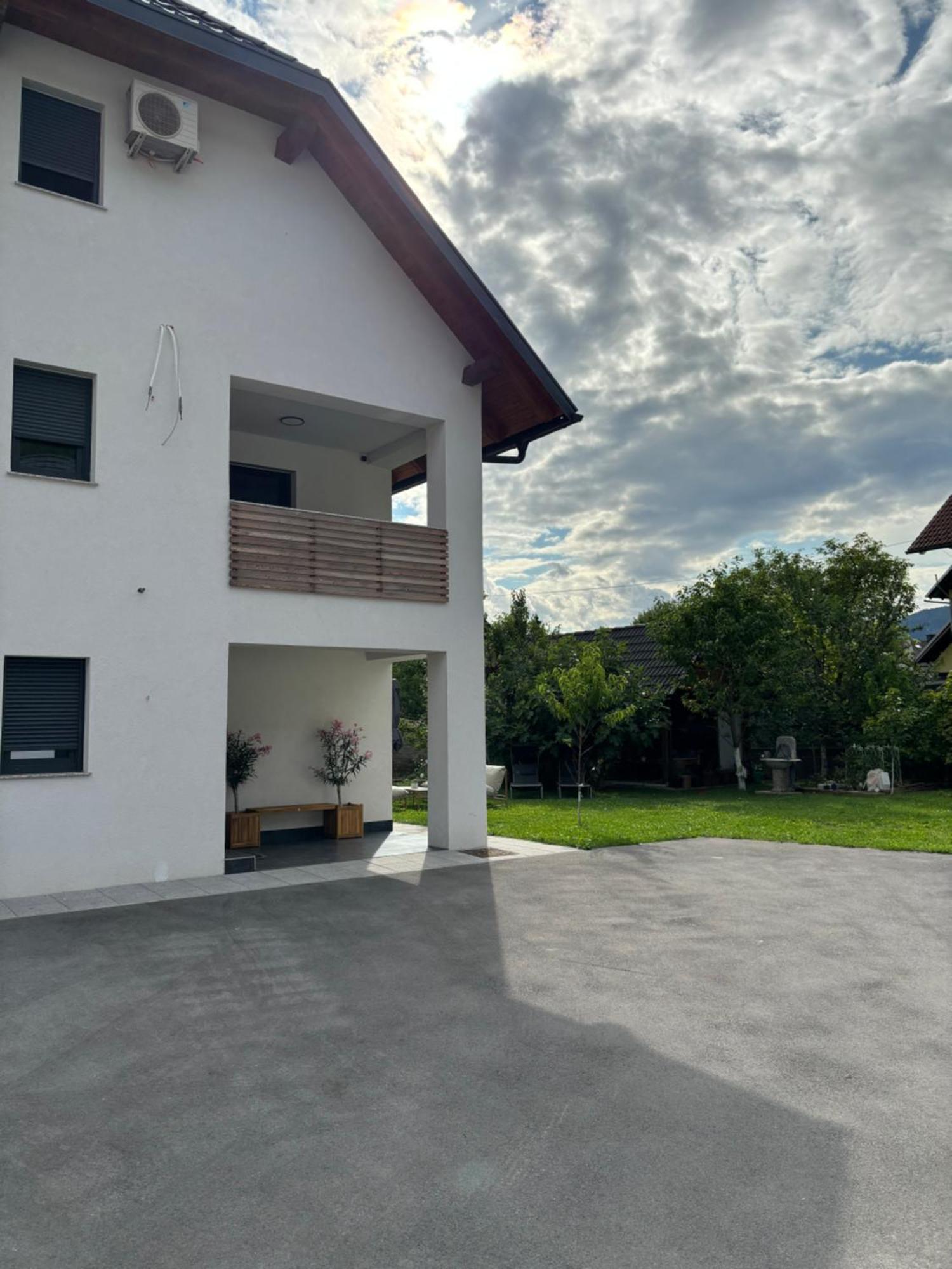 Aura Apartments Zirovnica Exteriör bild