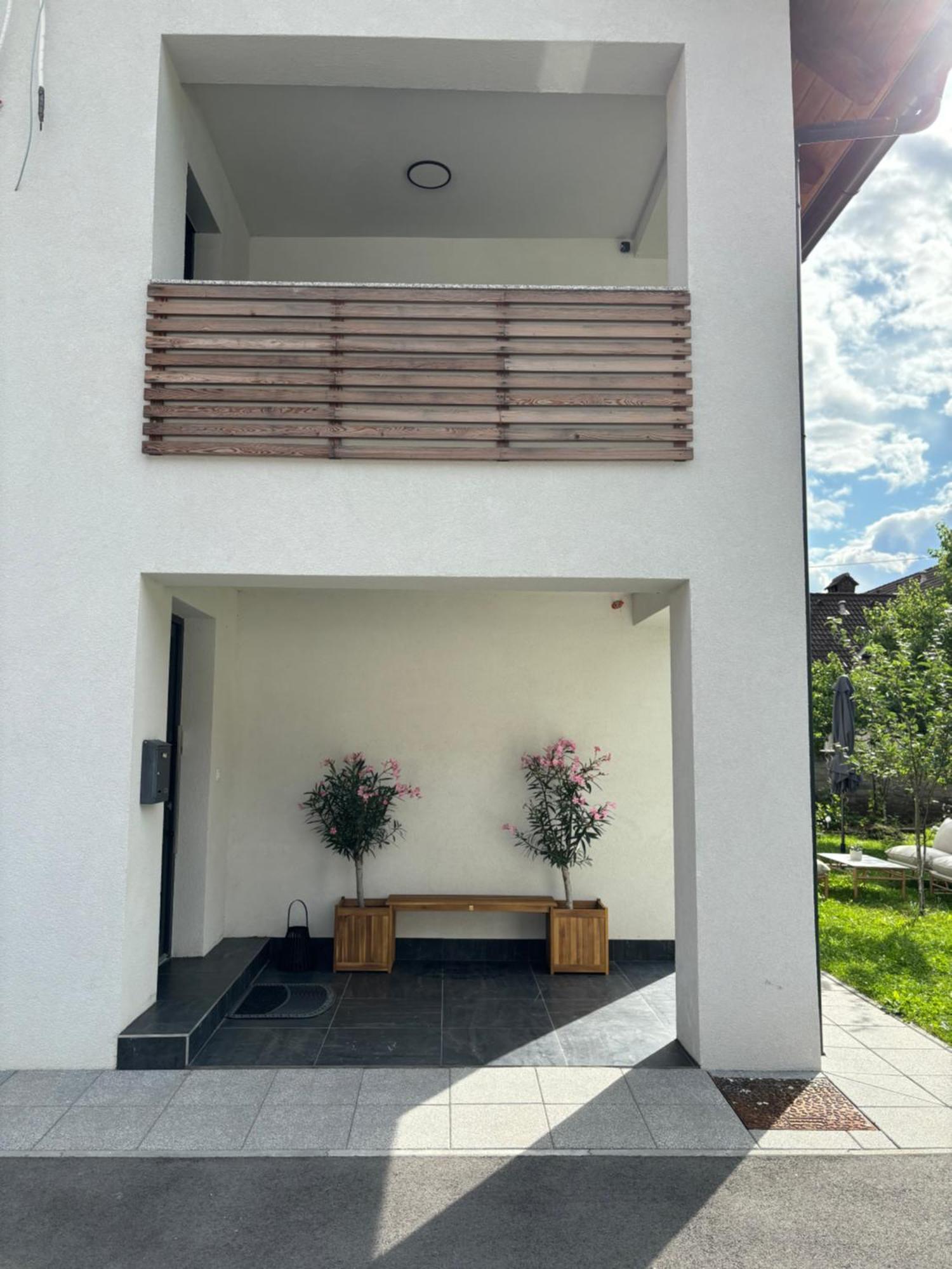 Aura Apartments Zirovnica Exteriör bild
